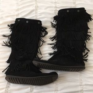 Minnetonka 5-layer fringe boot in black suede